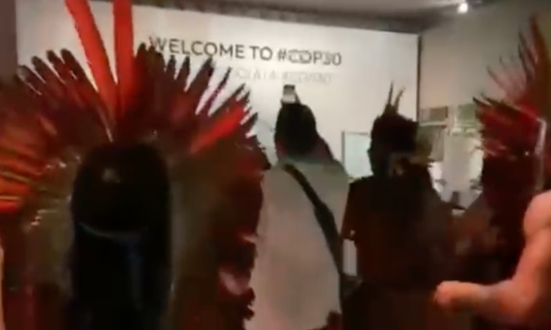 Veja momento em que manifestantes ligados ao PSOL invadem sede da COP30