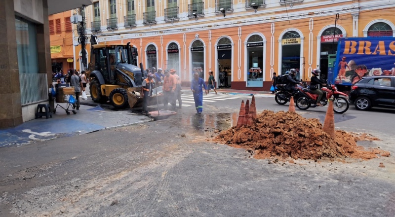 Prefeitura de Manaus realiza desobstrução de galeria subterrânea na av. Sete de Setembro