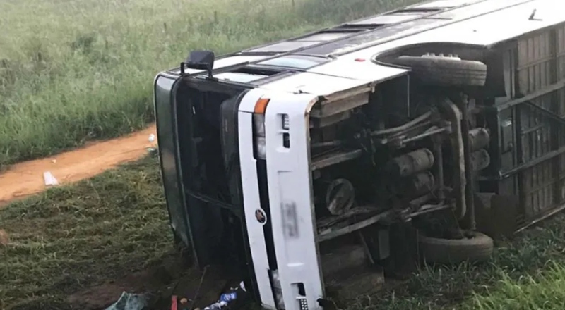 Ônibus despenca de desfiladeiro e 37 pessoas morrem no Peru
