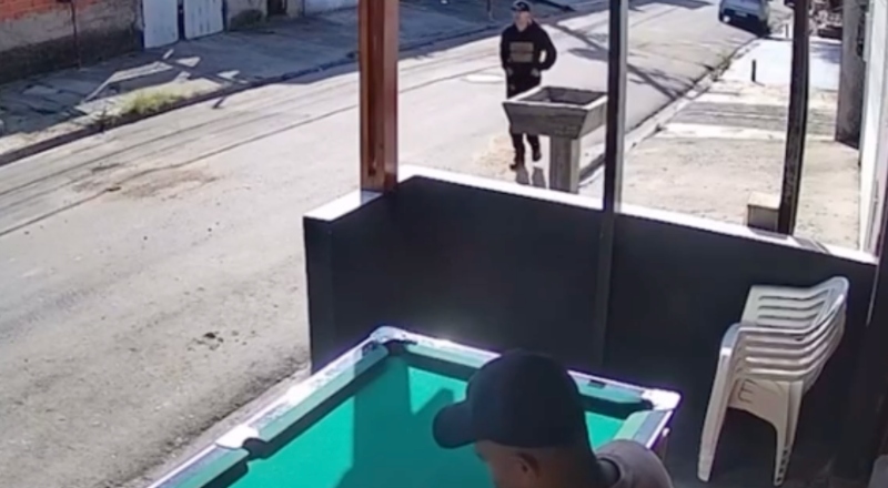 Veja momento em que homem é assassinado por pistoleiro em plena luz do dia