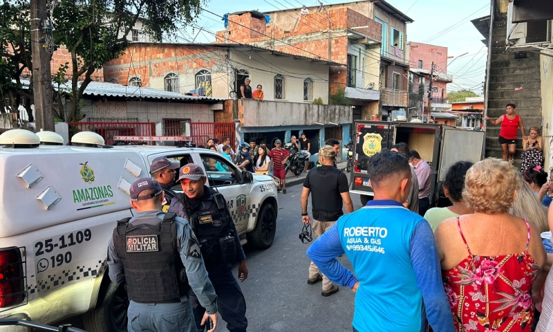Família se desespera ao encontrar jovem morto no bairro Compensa; veja vídeo