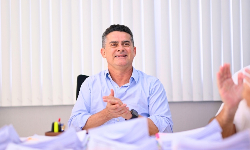 Prefeito David Almeida assina maior publicação da história do Diário Oficial e garante progressão para quase 10 mil servidores da Educação
