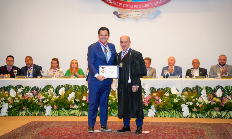 TCE-AM homenageia o vice-prefeito Renato Junior com o Colar do Mérito em reconhecimento à responsabilidade fiscal