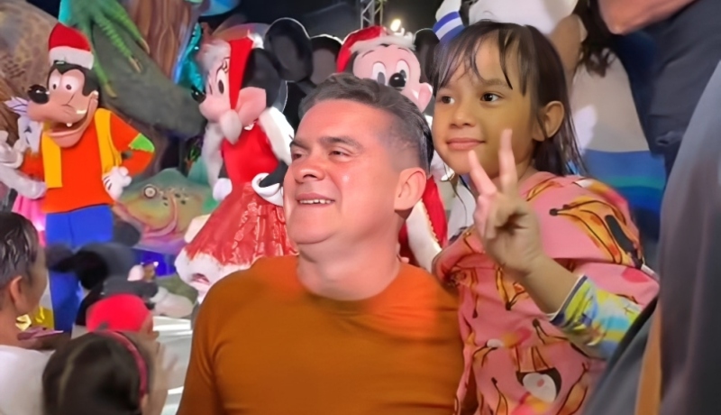 Prefeito David Almeida participa da primeira ‘Parada Natalina’ de 2025 no Parque Gigantes da Floresta