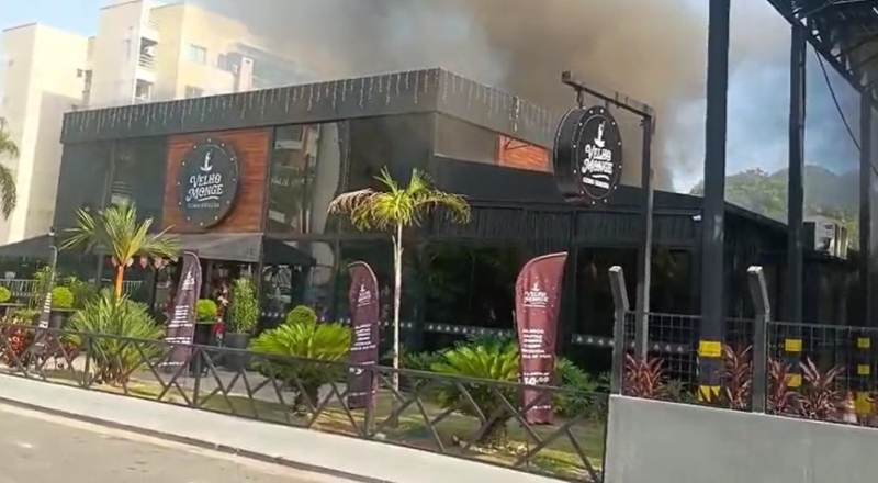 Restaurante ‘Velho Monge’ pega fogo e causa engarrafamento no Parque Dez; veja vídeo