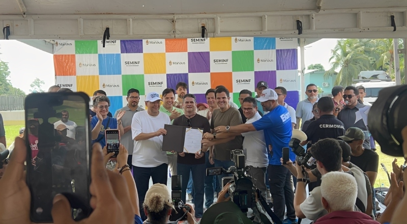 Senador Eduardo Braga e Prefeito David Almeida assinam ordem de serviço de recuperação do Ramal da Fazenda da Esperança