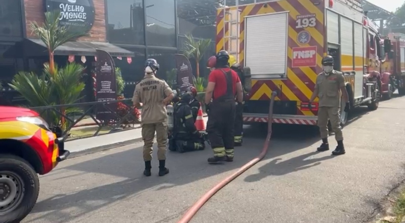 Combate a incêndio no Restaurante Velho Monge em Manaus contou com a ajuda de cinco viaturas e mais de 20 bombeiros
