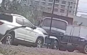 Caçamba causa acidente e deixa trânsito parado na Ponta Negra