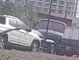 Caçamba causa acidente e deixa trânsito parado na Ponta Negra