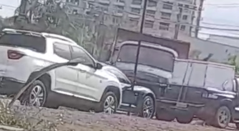 Caçamba causa acidente e deixa trânsito parado na Ponta Negra