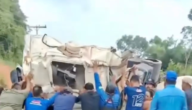 Urgente: caminhoneiro cochila ao volante e sofre grave acidente na AM-010; veja vídeo