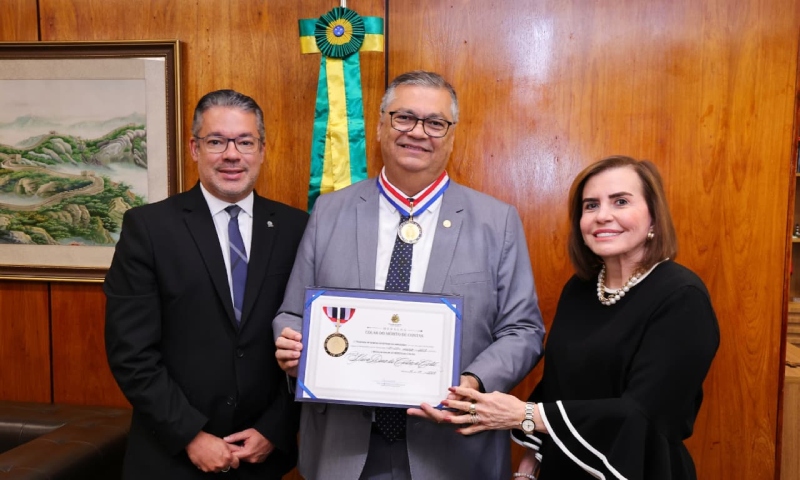 Presidente e Corregedor do TCE-AM entregam Colar do Mérito de Contas ao ministro do STF, Flávio Dino