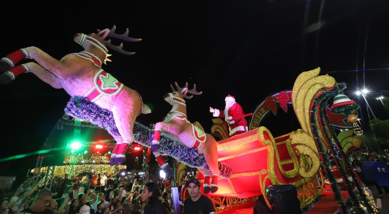 Parada Natalina da prefeitura leva brilho e encanto da magia do Natal à Ponta Negra