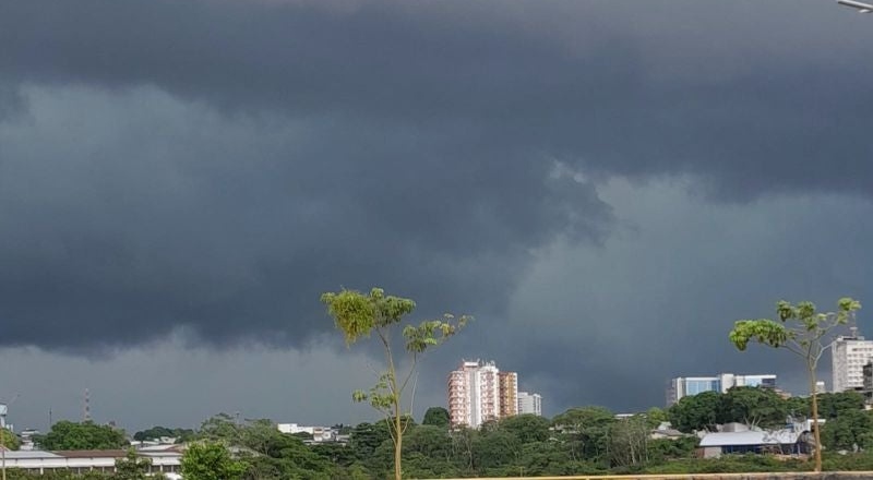 Chuva e calor marcam a previsão do tempo em Manaus nesta sexta-feira (21)