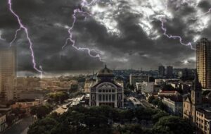 Defesa Civil emite alerta para fortes chuvas, ventos intensos e descargas elétricas em Manaus
