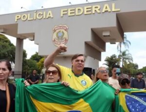 Manifestantes protestam contra prisão de Jair Bolsonaro na frente da PF