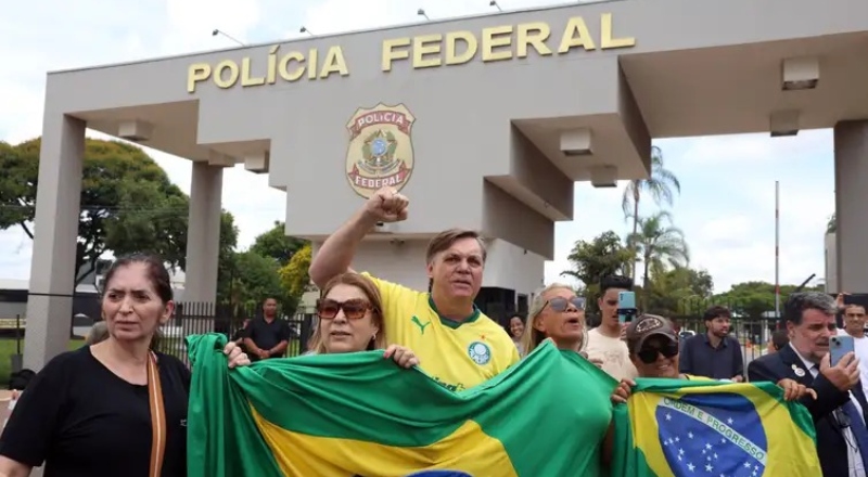 Manifestantes protestam contra prisão de Jair Bolsonaro na frente da PF