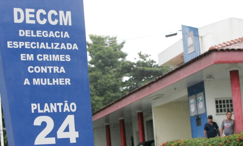 Homem é preso após espancar a namorada em Manaus: “Ela tava jogada na calçada”