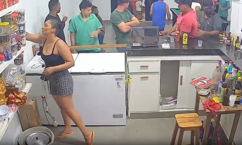 Vídeo chocante mostra momento em que homem é morto após torneio de sinuca em bar; veja