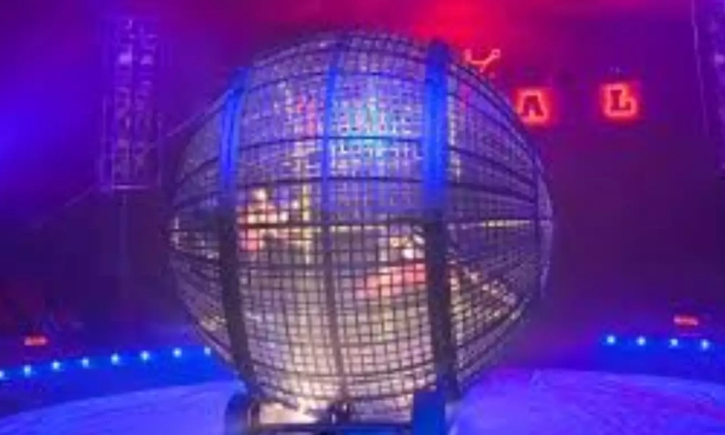 Vídeo mostra momento em que acrobata perde a vida em trágico acidente dentro do ‘globo da morte’; veja