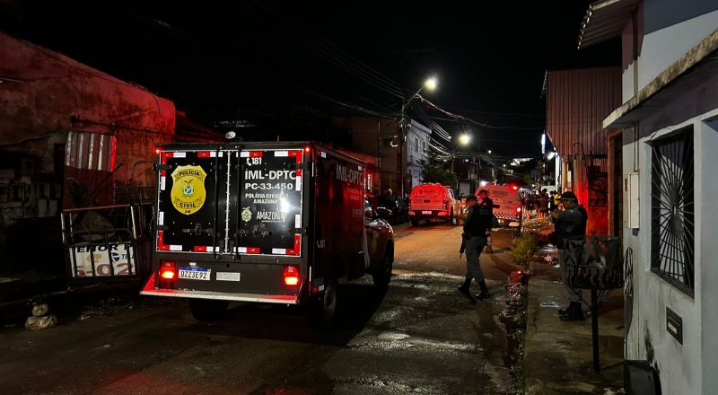 Homem é assassinado com mais de 10 tiros e morre no braços da esposa, em Manaus; veja vídeos