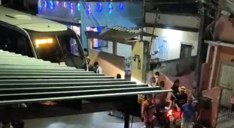 Urgente: homem é perseguido e executado a tiros na Compensa; veja vídeos