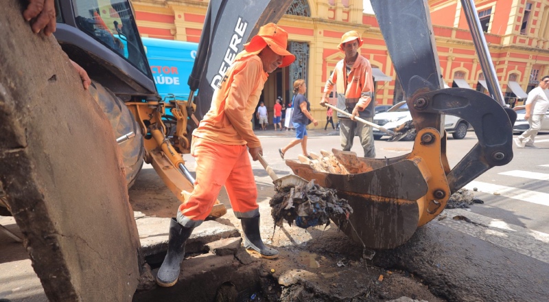 Prefeitura de Manaus realiza manutenção no entorno do mercado municipal Adolpho Lisboa