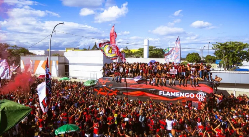 Flamengo embarca para final da Libertadores sob festa e tumulto da torcida
