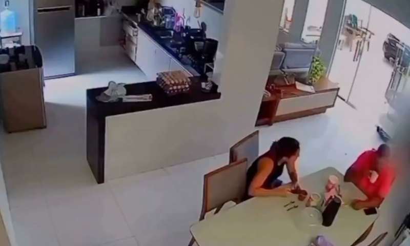 Revoltante: engenheiro joga café na cara da esposa e espanca ela na frente da empregada; veja vídeo