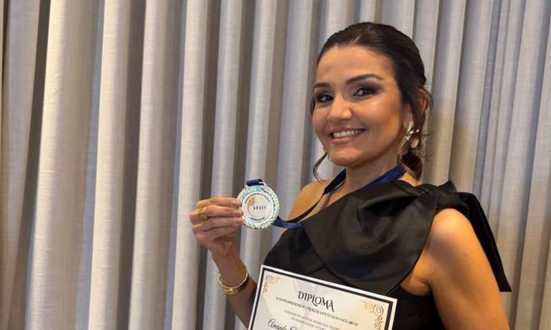 De limitação física a referência na estética facial: conheça a trajetória de superação da dra. Amanda Stewien