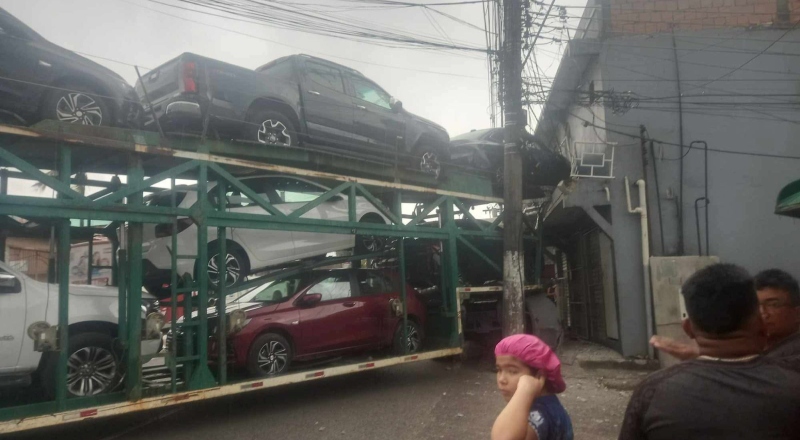 Caminhão-cegonha perde o controle e bate em muro de casa na zona Sul de Manaus; veja vídeo