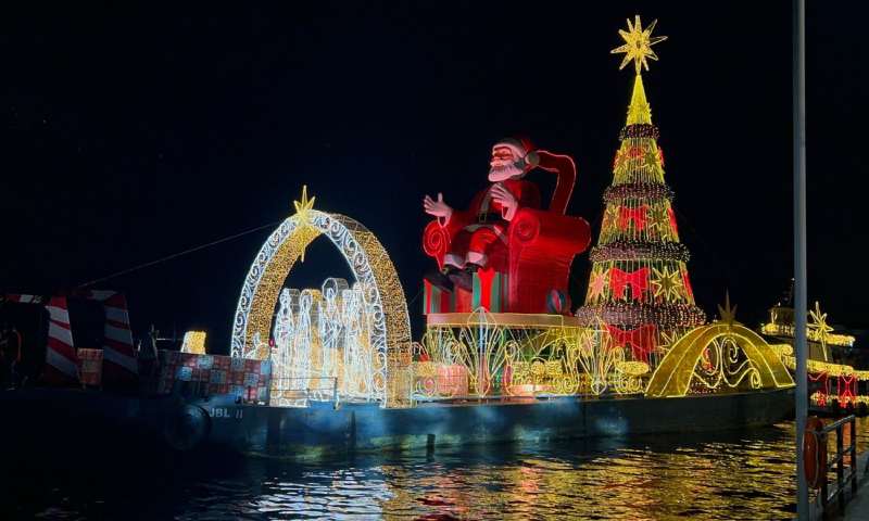 Prefeito David Almeida entrega balsa natalina para início do projeto ‘Um Sonho Mágico de Natal nas Águas’