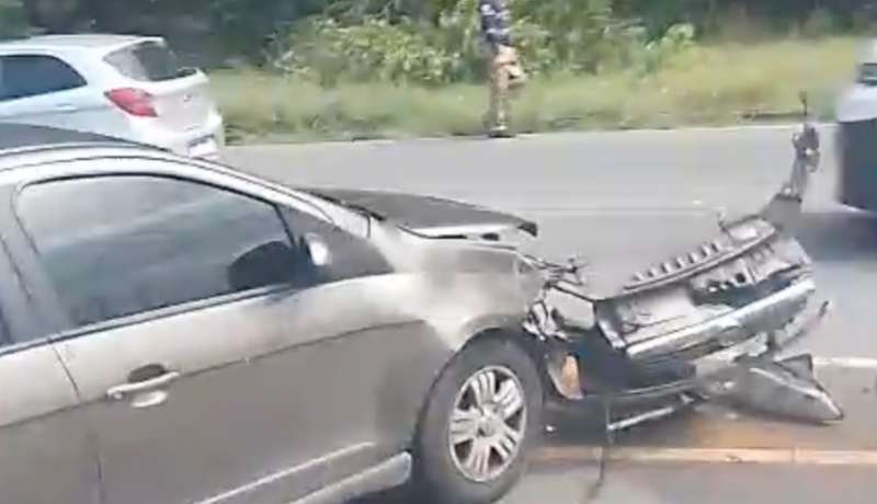 Motoqueiro fica gravemente ferido em acidente na Avenida Santos Dumont; veja vídeo