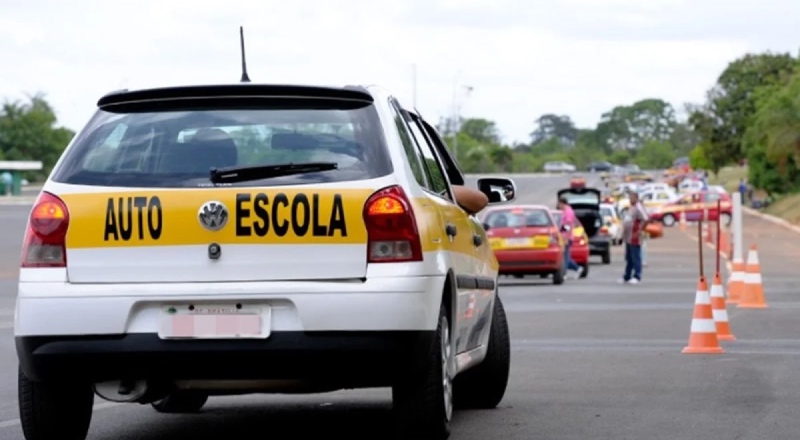 Contran aprova fim de aulas obrigatórias em autoescolas para tirar CNH