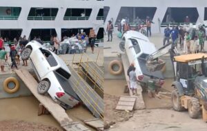 Motorista de picape tenta usar pranchas de madeira para embarcar e tudo dá errado no porto de Manicoré; veja vídeo