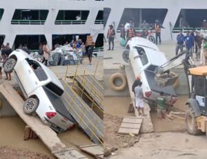 Motorista de picape tenta usar pranchas de madeira para embarcar e tudo dá errado no porto de Manicoré; veja vídeo