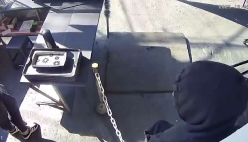 Homem usa duas pistolas para tentar matar a ex-companheira no local de trabalho dela; veja vídeo