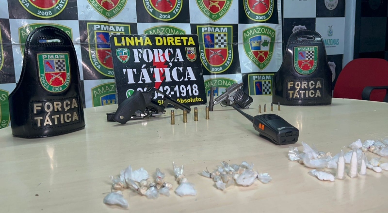 Criminosos abandonam armas e drogas ao avistarem Força Tática em beco no Centro de Manaus; veja vídeo