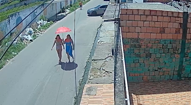Mãe e filha vivem momentos de terror durante assalto em plena luz do dia em Manaus; veja vídeo