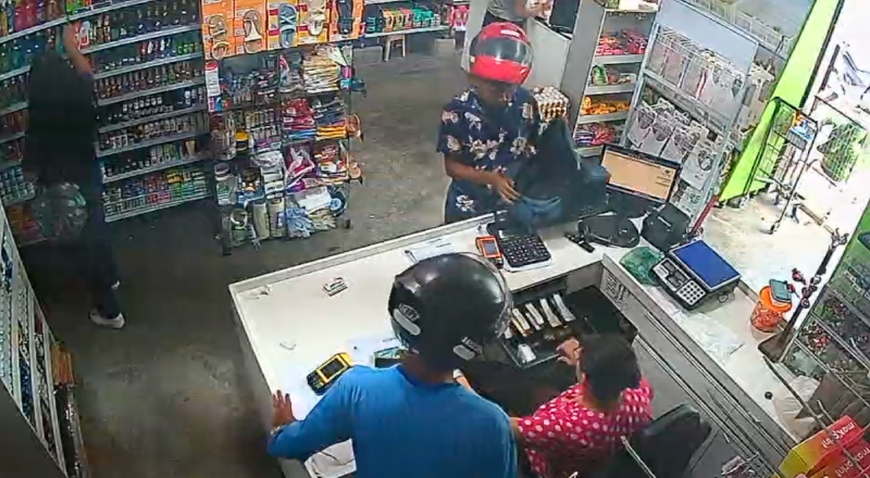 Vídeo mostra momento em que bandidos assaltam mercadinho na zona Norte de Manaus; veja