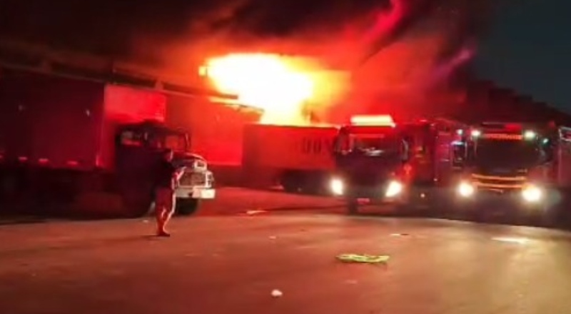 Tragédia na Ceasa: incêndio devastador destrói 28 lojas e comerciantes perdem tudo no RJ; veja vídeos