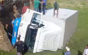 Urgente: caminhão baú tomba no porto de Maués; veja vídeo