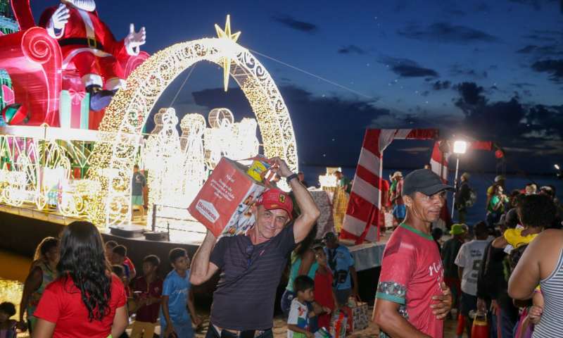 Prefeitura de Manaus inicia ‘Natal nas Águas’ com entrega de cestas e brindes a comunidades ribeirinhas