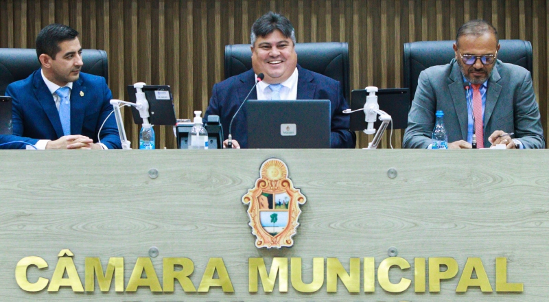 Presidente David Reis anuncia data de pagamento da segunda parcela do 13º e do abono natalino aos servidores da CMM