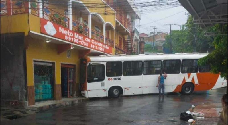 Ônibus perde o controle e atinge loja de materiais de construção no bairro Petrópolis; veja vídeo