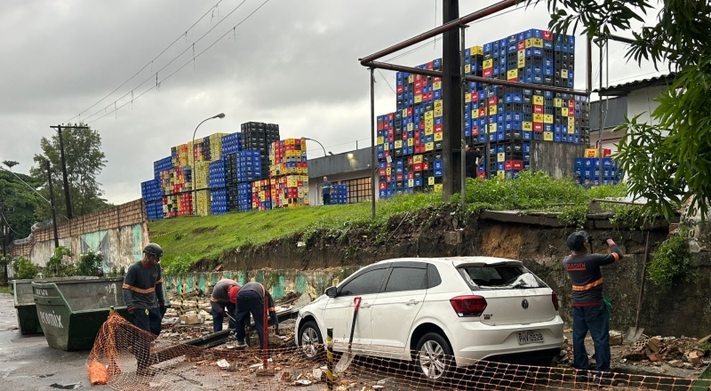 Temporal provoca desabamento de muro da Ambev e atinge automóveis em Manaus; veja vídeos