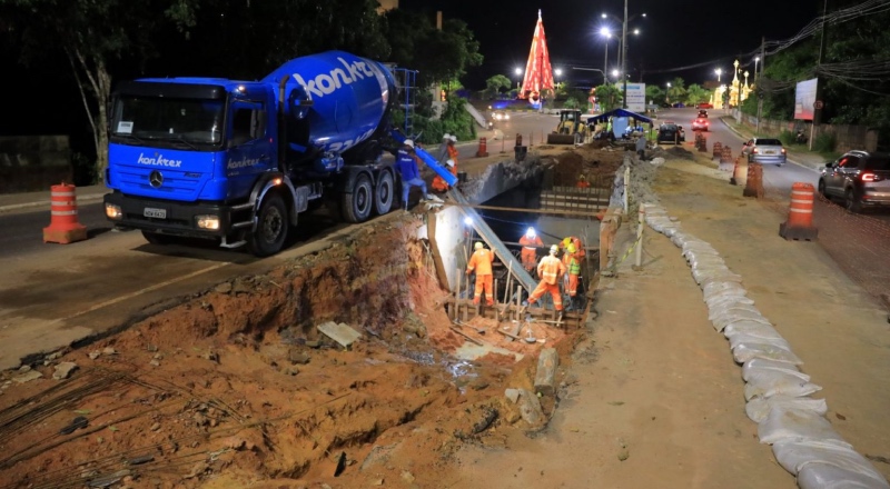 Prefeitura de Manaus avança em obra de concretagem de ponte para o alargamento da av. do Turismo