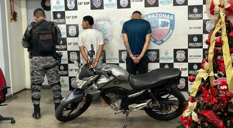 Dupla é presa com celulares e moto roubada na zona Leste de Manaus; veja vídeo
