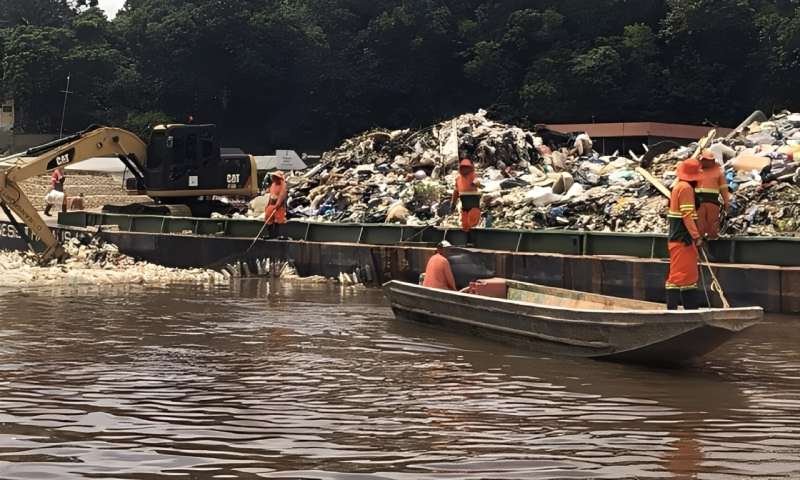 Prefeitura de Manaus acelera limpeza na Marina do Davi e remove acúmulo de resíduos no Tarumã