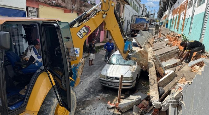 Equipes da Prefeitura de Manaus realizam medida emergencial no entorno da feira Porto do Ceasa após fortes chuvas